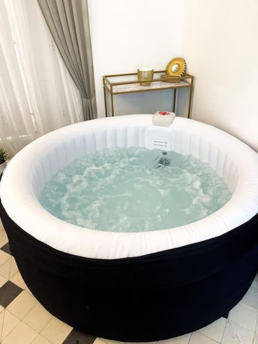 Ferienwohnung Romantique Jacuzzi, Au Chateau A 30 Min De Paris Limay Exterior foto